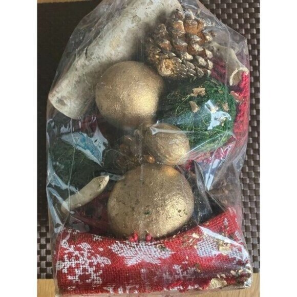 Holiday Potpourri Bag Christmas Decorating Ornaments Pinecones - Picture 1 of 2
